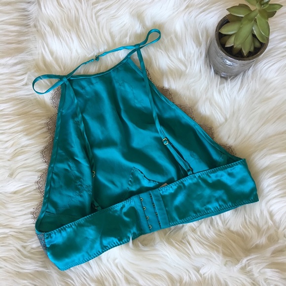 NWT Victorias Secret Clasp-Back High Neck Bralette - Picture 3 of 6